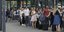 Τουρίστες περιμένουν στην ουρά για ταξί στο σιδηροδρομικό σταθμό του Μιλάνου
