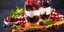 Ολόφρεσκο γιαούρτι με μαρμελάδα φράουλα, φραγκοστάφυλα και μούρα 