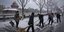 κινεζοι καθαριζουν χιονια 