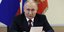 Ο Βλαντίμιρ Πούτιν με έγγραφο στα χέρια