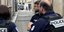 Aστυνομικοί στέκονται κοντά στη συναγωγή στη Ρουέν της Γαλλίας