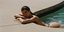 Η Κένταλ Τζένερ ποζάρει τόπλες στην πισίνα