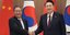 Ο Νοτιοκορεάτης πρόεδρος Γιουν Σουκ-γελ δεξιά και ο Κινέζος πρωθυπουργός Λι Τσιανγκ/