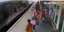 Σοκαριστικό βίντεο: Καροτσάκι με μωρό κυλά προς τρένο και πέφτει πάνω του, μπροστά στη γιαγιά και τη μητέρα