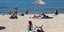 Λουόμενοι σε παραλία της Αττικής δροσίζονται από τις υψηλές θερμοκρασίες