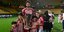 Ο Βιθέντε Ιμπόρα του Ολυμπιακού με το τρόπαιο του Conference League και την οικογένειά του