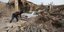 σεισμός στο Ιράν, άνδρας ψάχνει στα χαλάσματα