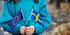 Γυναίκα κρατάει τις σημαίες της Σουηδίας και της ΕΕ