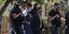 Aστυνομικοί συνοδεύουν στην Ευελπίδων κατηγορούμενο για φόνο στο Ψυχικό