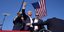 Ο Ρεπουμπλικανός προεδρικός υποψήφιος Ντόναλντ Τραμπ με υψωμένη γροθιά μετά τη δολοφονική απόπειρα