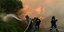 Πυροσβέστες σβήνουν φωτιά στην Εύβοια