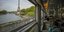 Τρένο στην πρωτεύουσα της Γαλλίας με φόντο τον Πύργο του Άιφελ