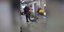 H στιγμή της επίθεσης του αστυνομικού στον πεσμένο άνδρα στο αεροδρόμιο του Μάντσεστερ 