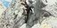 Ζευγάρι κουβαλάει παιδί κατά μήκος στενής βουνοπλαγιάς χωρίς εξοπλισμό ασφαλείας στις Άλπεις