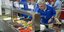 O πρόεδρος της ΔΟΕ, Τόμας Μπαχ σερβίρεται σαλάτα στο Ολυμπιακό Χωριό στο Παρίσι