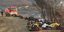 Viral η εικόνα με τους πυροσβέστες να ξαπλώνουν στο χώμα για να ανακτήσουν δυνάμεις στην Κερατέα