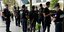 Αστυνομικοί συλλαμβάνουν άνδρα έξω από το Κέντρο Τύπου στο Παρίσι