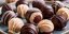 Μικρές, πλούσιες μπάλες τρούφας παγωτού, επικαλυμμένες με σοκολάτα 