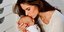 Η Αλεσάντρα Αμπρόζιο φωτογραφίζεται με τον νεογέννητο γιο της [εικόνες]
