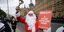 Yποστηρικτής του μη brexit ντυμένος Αγιος Βασίλης έξω από το βρετανικό κοινοβούλιο/Φωτογραφία: ΑΡ