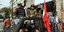 Διαδηλωτές της  ΠΟΕ-ΟΤΑ υποδέχονται τη Μέρκελ ντυμένοι Ναζί [εικόνες]