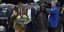 (Ο Νάιτζελ Φάρατζ αφήνει ένα μπουκέτο λουλούδι στο σημείο μνήμης της αδικοχαμένης βουλευτού