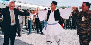 Οι χλιδάτες δεξιώσεις του Ακη στις Ενοπλες Δυνάμεις -Τα γεύματα με αστακούς και