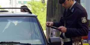 Με τα μπλοκάκια στο χέρι οι τροχονόμοι σαρώνουν την Αθήνα -Μόνο την Τρίτη έκοψαν