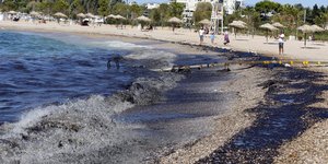 Η πετρελαιοκηλίδα στην παραλία της Γλυφάδας (Φωτογραφία: Δήμος Γλυφάδας)