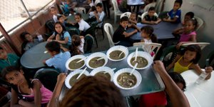 Συσσίτιο για παιδιά άπορων οικογενειών στο Καράκας (Φωτογραφία αρχείου: ΑΡ)