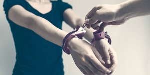 Σύλληψη γυναίκα με χειροπέδες