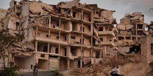 Κατεστραμμένο κτίριο στην περιοχή Ιντλίμπ στη Συρία