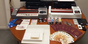 Εργαστήριο κατασκευής πλαστών εγγράφων εντοπίστηκε σε σπίτι στον Πειραιά