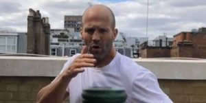 Η πρόκληση με το καπάκι μπουκαλιού που κάνει χαμό στο ίντερνετ