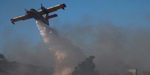Ενα αεροσκάφος τύπου καναντέρ πραγματοποιεί ρίψεις νερού