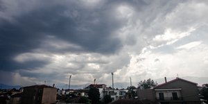 Καταρρακτώδης βροχή και πτώσεις κεραυνών στη Μαγνησία