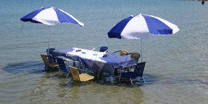 Το τραπέζι ταβέρνας στην Κέρκυρα, αγκαλιά με το κύμα