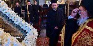 ΑΡΧΙΕΠΙΣΚΟΠΟΣ ΠΡΟΣΕΥΧΕΤΑΙ
