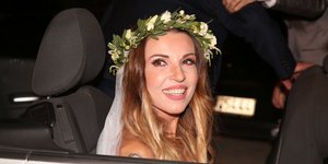 Η Ευρυδίκη νύφη με στεφάνι στα μαλλιά από λουλούδια