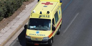 Ασθενοφόρο του ΕΚΑΒ στον δρόμο σε μια λήψη από ψηλά