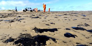 Εργάτες καθαρίζουν ακτή της Βραζιλίας από την πετρελαιοκηλίδα