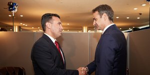 Μητσοτάκης και Ζάεφ ανταλλάσσουν χειραψία