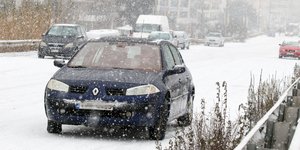 Αυτοκίνητο χιονισμένος δρόμος