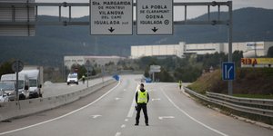 Αστυνομικός στη μέση αυτοκινητόδρομου στην Καταλονία της Ισπανίας