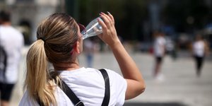 Καύσωνας γυναίκα πίνει νερό