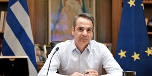 Ο Κυριάκος Μητσοτάκης στο γραφείο του στου Μαξίμου