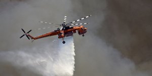 Και ελικόπτερο στη μάχη με τις φλόγες