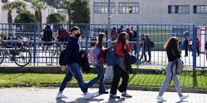 Μαθητές φτάνουν στο σχολείο