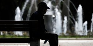 Ενας πολίτης μπροστά από συντριβάνι, σε καύσωνα