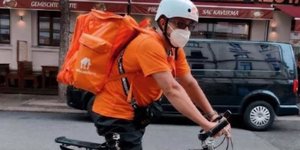 Πρώην υπουργός στο Αφγανιστάν πλέον εργάζεται ως διανομέας φαγητού στη Γερμανία